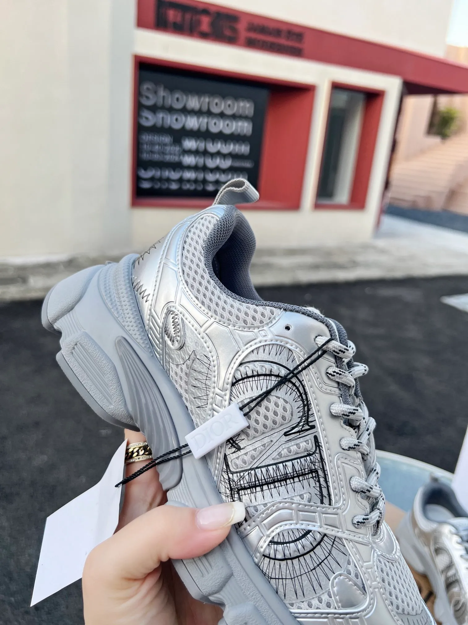 👟👟Ex-factory price 600👟👟 High version couple model🍸 Dior Dior | 2024 ˢˢDilraba, many stars have the same style. L’s 2024 spring and summer new products. The latest popular Chrono series, thick-soled mesh color-blocking running shoes, dad shoes, casual sports shoes series〰 Original purchase, development and production👍🏻This Dior Chrono sneaker is made of white and black mesh fabric with leather effect panels. The CD logo on both sides, the star patch on the tongue and the Dior logo on the heel, many details highlight the style. The two-tone laces, lightweight sole and star embellishment allow for a casual look all year round, complementing a variety of casual or elegant pieces. ♺Upper: Original imported first-layer cowhide + mesh ♺Inner lining: Original customized breathable lining ♺Outsole: Original molded EVA super light and super soft outsole ♺Heel height: 4.5cm ♺Size: Female 35-41 Male 39-45 (Female 40.41 Male 45 customized)